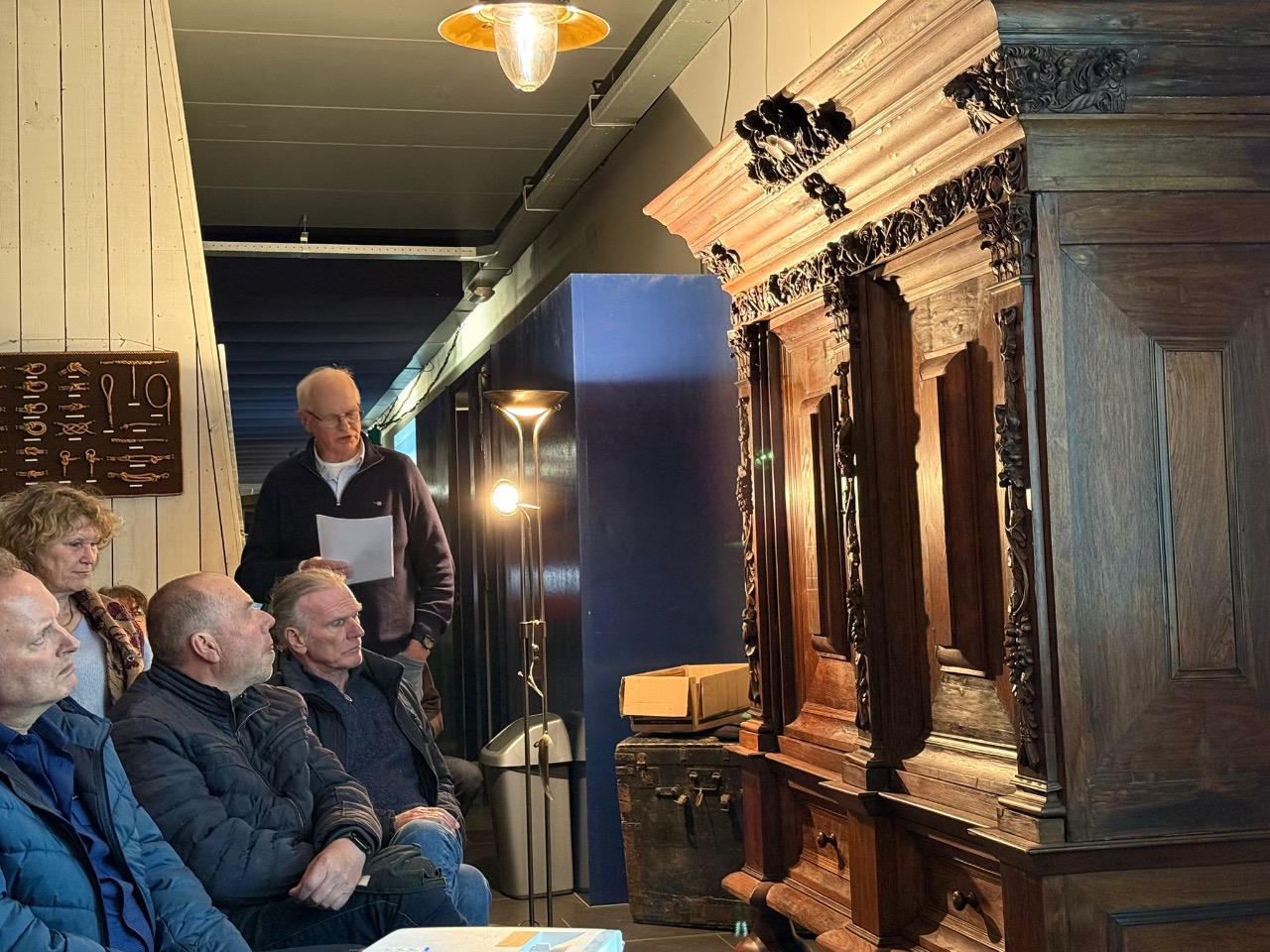 Wim Kiewiet vertelt over de Deelkenkast in het maritiem centrum in Hollum